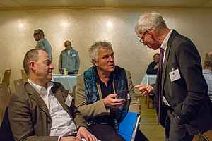 Dr. Hansjörg Hofer (rechts) mit 2 Zuhörern im Gespräch