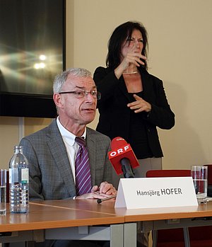  Hansjörg Hofer mit Gebärdensprachdolmetscherin Sabine Zeller (rechts)