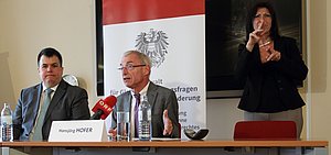 Hansjörg Hofer mit seinem Büromitarbeiter Stephan Prislinger (links) und Gebärdensprachdolmetscherin Sabine Zeller (rechts)