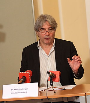 Dr. Erwin Buchinger beim Pressegespräch 2016